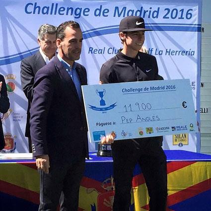 D. Juan Arrizabalaga presidente del Club, haciendo entrega del segundo puesto al español Pep Anglés